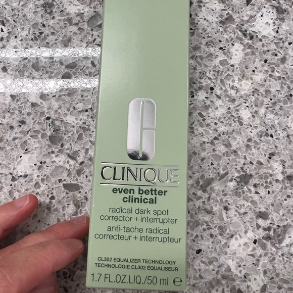Even Better Clinical™ Radical Dark Spot Corrector + Interrupter - Picture 2 of 2